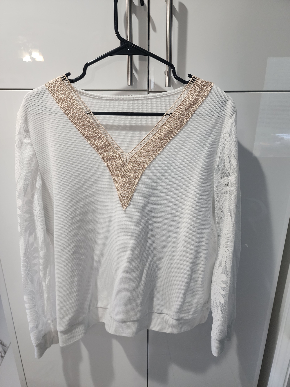 Source Unknown White Long-Sleeve Top with Beige Lace V-Neck